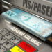 Pilha de cédulas de 100 reais saindo de um caixa eletrônico com teclado numérico, com texto sobreposto "PIS/PASEP Abono Salarial".