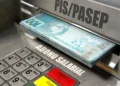 Imagem de caixa eletrônico com dinheiro sendo retirado, representando o abono salarial do PIS/Pasep.