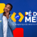 Jovem segura cartão do programa Pé-de-Meia, iniciativa de incentivo financeiro para estudantes do ensino médio.