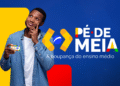 Imagem do cartão do programa Pé-de-Meia sendo segurado por um jovem, com fundo colorido, representando o apoio financeiro à educação no Brasil.