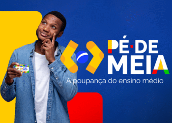 Imagem do cartão do programa Pé-de-Meia sendo segurado por um jovem, com fundo colorido, representando o apoio financeiro à educação no Brasil.