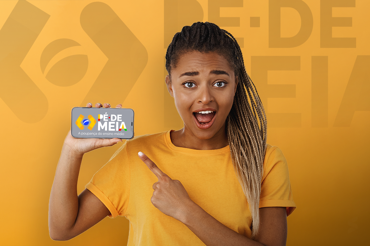 Jovem entusiasmada mostrando o celular com o aplicativo Pé-de-Meia para ensino médio. 