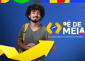 Estudante sorrindo com mochila, simbolizando os benefícios do programa Pé-de-Meia.