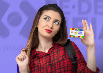 Mulher jovem segurando cartão Pé-de-Meia com expressão pensativa e fundo lilás.
