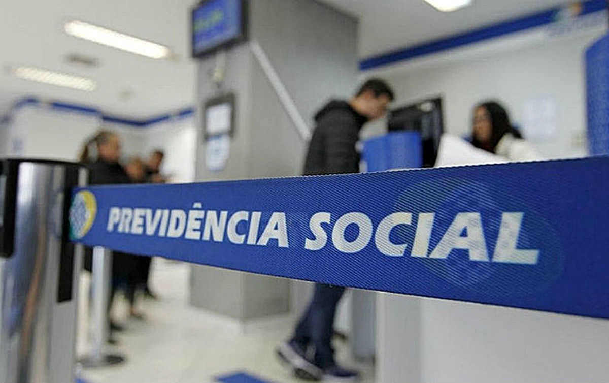 Fita de segurança com o texto Previdência Social em agência do INSS.