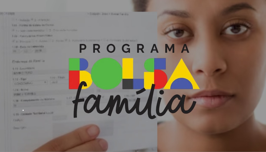 Mulher segurando documento do Bolsa Família, com expressão séria.