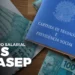 Carteira de trabalho ao lado de notas de 100 reais representando pagamento do abono salarial PIS/PASEP