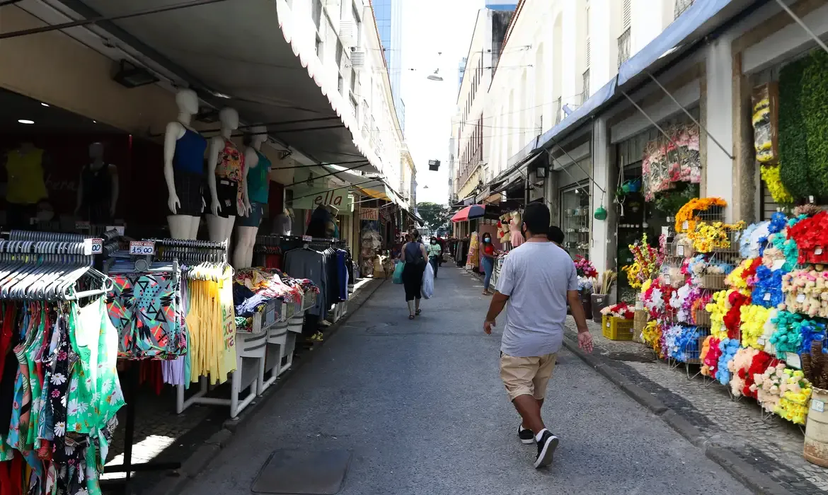"Imagem de rua comercial com lojas oferecendo diversos produtos, representando a acessibilidade a negócios e créditos facilitados."