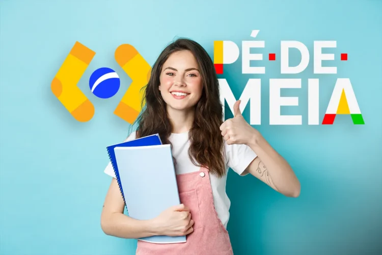 Jovem sorridente segurando cadernos e mostrando sinal de positivo, com logo do programa Pé de Meia ao fundo.