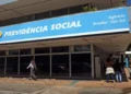 Fachada de agência da Previdência Social em Brasília, relacionada à antecipação do 13º salário do INSS