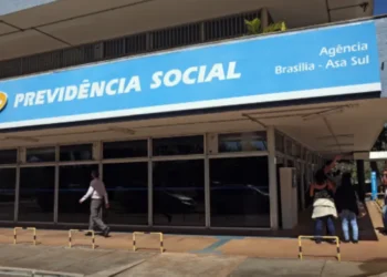Fachada de agência da Previdência Social em Brasília, relacionada à antecipação do 13º salário do INSS