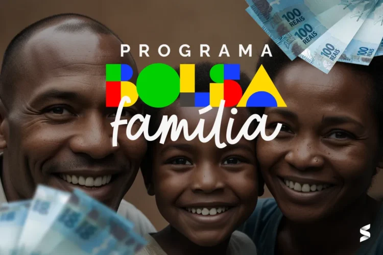 Família feliz segurando cédulas de dinheiro com o logo do Bolsa Família, simbolizando a antecipação de pagamento.