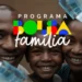Família feliz segurando cédulas de dinheiro com o logo do Bolsa Família, simbolizando a antecipação de pagamento.