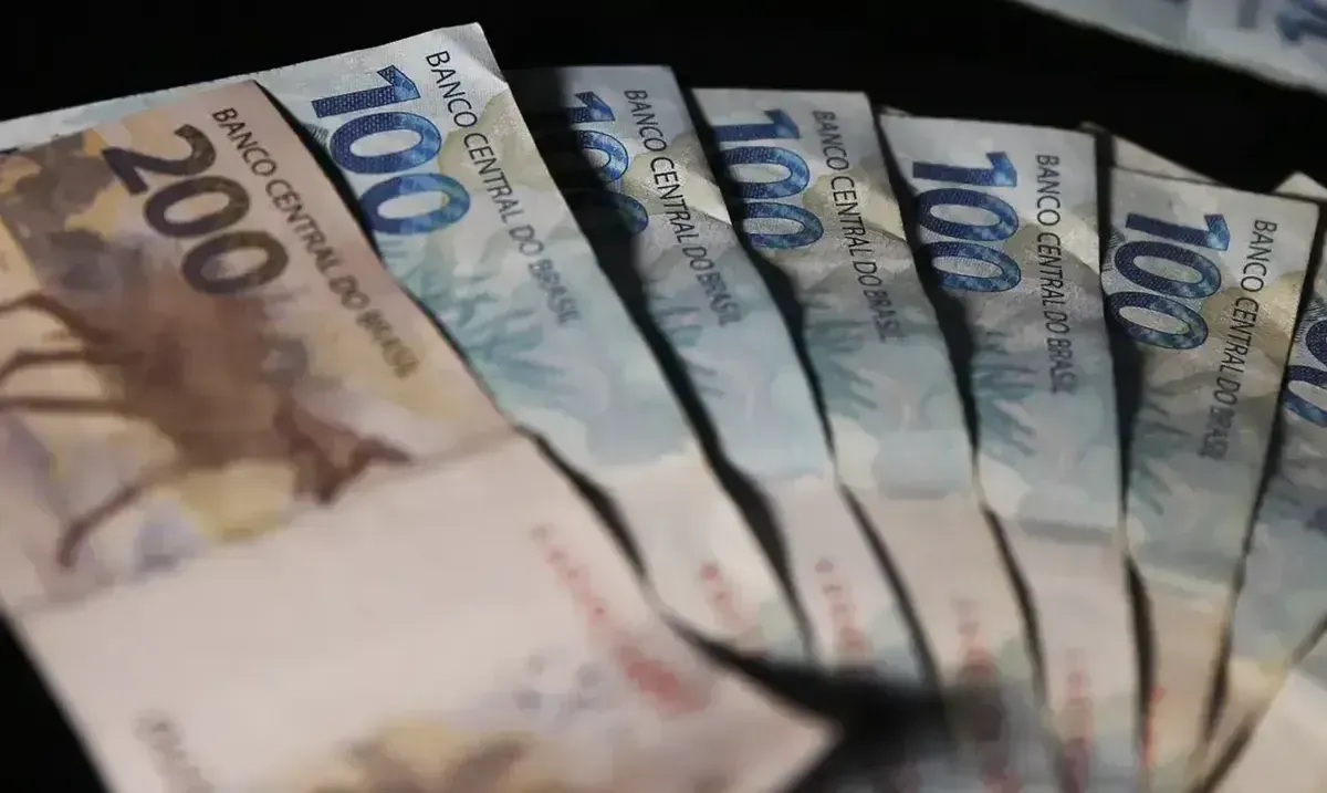 Notas de R$ 100 e R$ 200, ilustrando o pagamento de até um salário mínimo via PIX.