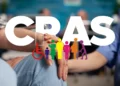 Mãos dadas simbolizando apoio do CRAS, com ícones coloridos representando inclusão social.