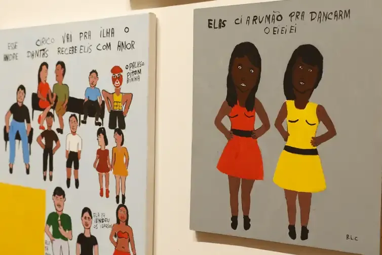 Pinturas coloridas com figuras humanas em estilo simples.