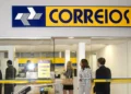 Atendimento nos Correios para aposentados e pensionistas do INSS sobre descontos associativos.