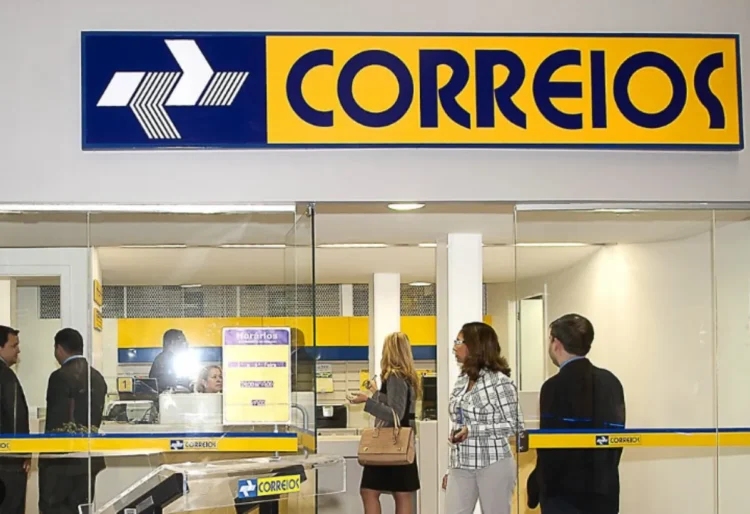 Atendimento nos Correios para aposentados e pensionistas do INSS sobre descontos associativos.