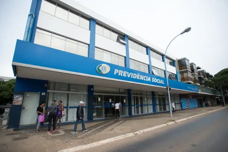 Fachada do prédio da Previdência Social com pessoas entrando.