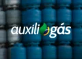 Balões de gás azul empilhados ao fundo, com o logo do Auxílio Gás em destaque no centro da imagem.