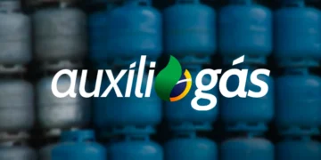 Balões de gás azul empilhados ao fundo, com o logo do Auxílio Gás em destaque no centro da imagem.