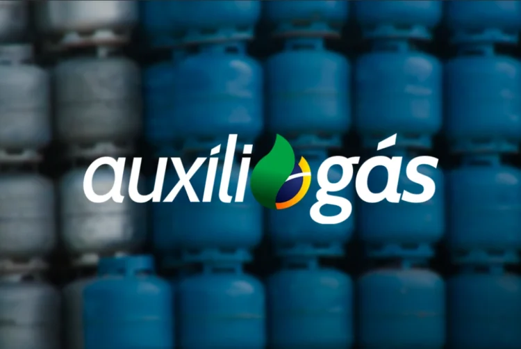 Balões de gás azul empilhados ao fundo, com o logo do Auxílio Gás em destaque no centro da imagem.