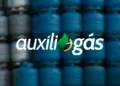 Botijões de gás empilhados com logo do Auxílio Gás ao centro.