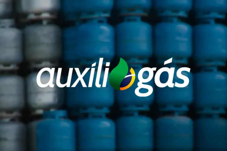 Botijões de gás empilhados com logo do Auxílio Gás ao centro.