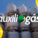 Botijões de gás empilhados ao fundo com logo do Auxílio Gás em destaque, ilustrando o benefício para famílias brasileiras.