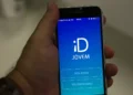 Mão segurando celular com o aplicativo ID Jovem aberto na tela
