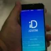 Mão segurando celular com o aplicativo ID Jovem aberto na tela