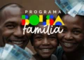 Família negra sorrindo feliz, com dinheiro em espécie e texto do programa Bolsa Família