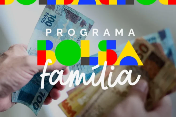 Pessoa segurando várias cédulas de dinheiro com o logo do programa Bolsa Família em destaque.