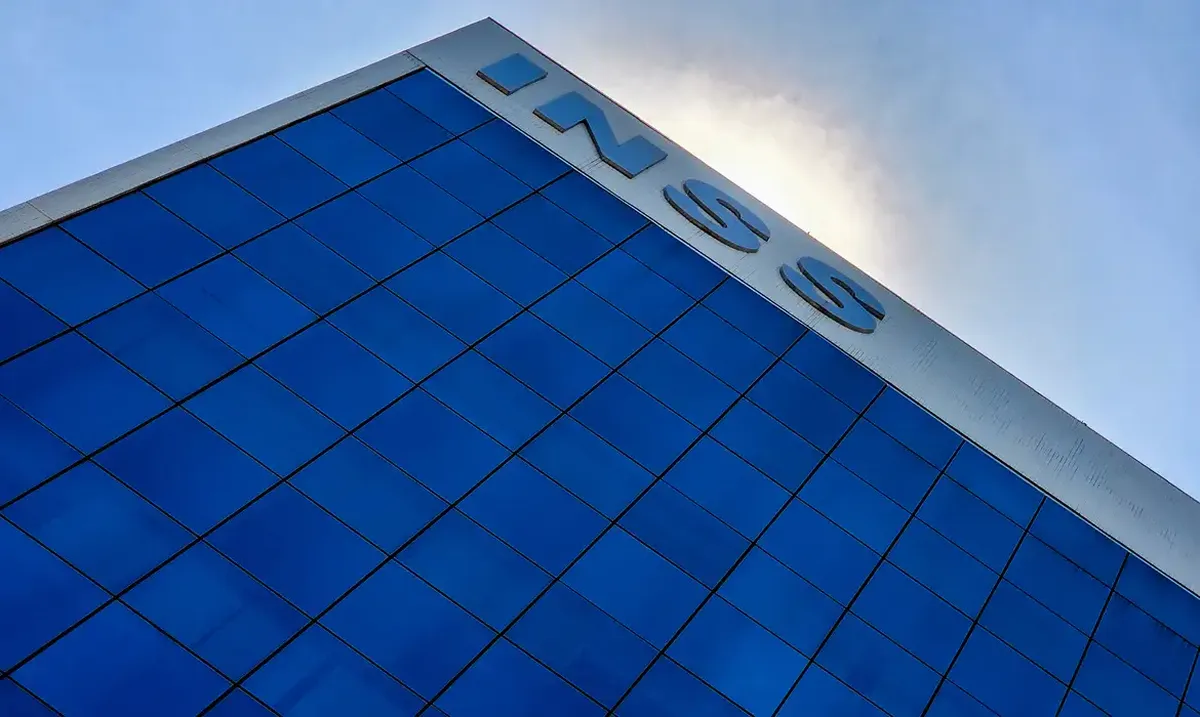 Fachada do prédio do INSS com céu azul ao fundo, ilustrando o tema de negativas do benefício BPC.