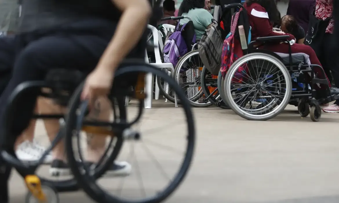  Pessoas com deficiência em cadeiras de rodas em espaço público
