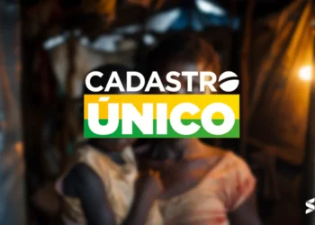 Imagem de uma família com o logo do Cadastro Único sobreposto, representando a atualização dos dados sociais.