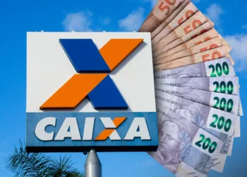 Letreiro da Caixa Econômica Federal com notas de 50 e 200 reais ao fundo.