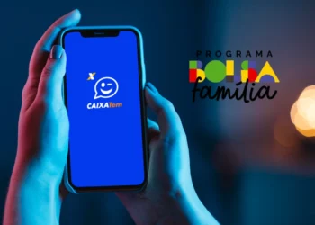 Mãos segurando celular com o aplicativo Caixa Tem aberto, ao lado logo colorida do programa Bolsa Família.