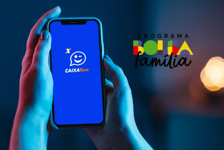Mãos segurando celular com o aplicativo Caixa Tem aberto, ao lado logo colorida do programa Bolsa Família.