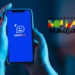 Mãos segurando celular com o aplicativo Caixa Tem aberto, ao lado logo colorida do programa Bolsa Família.