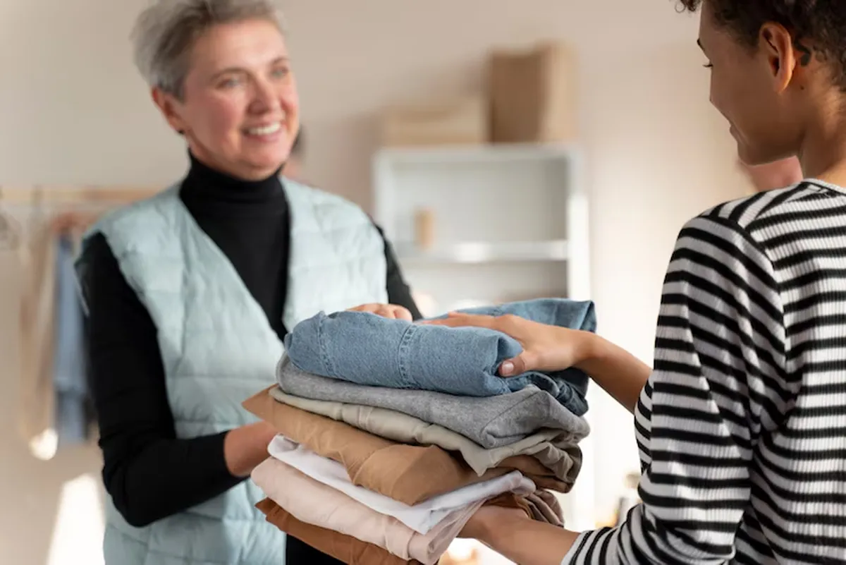 Doação de roupas organizadas durante a Campanha do Agasalho 2025, reforçando o apoio aos beneficiários do Bolsa Família e BP.