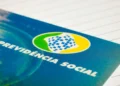 Cartão da Previdência Social brasileira, símbolo do INSS, representando a prova de vida digital 2025.