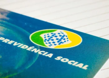 Cartão da Previdência Social brasileira, símbolo do INSS, representando a prova de vida digital 2025.