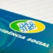 Cartão da Previdência Social brasileira, símbolo do INSS, representando a prova de vida digital 2025.