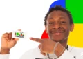 Homem sorrindo e apontando para o cartão do Bolsa Família em um fundo colorido.