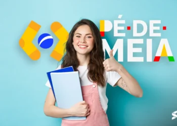 Jovem segurando cadernos e sorrindo, com o logo do programa Pé-de-Meia ao fundo, representando os pagamentos de maio.