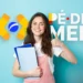 Jovem segurando cadernos e sorrindo, com o logo do programa Pé-de-Meia ao fundo, representando os pagamentos de maio.