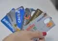 "Cartões de crédito representando altas taxas de juros do cartão rotativo"