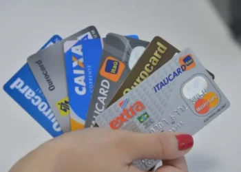 "Cartões de crédito representando altas taxas de juros do cartão rotativo"