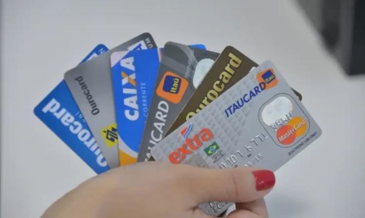 "Cartões de crédito representando altas taxas de juros do cartão rotativo"